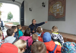 Uczniowie oglądają dawny plan Warszawy